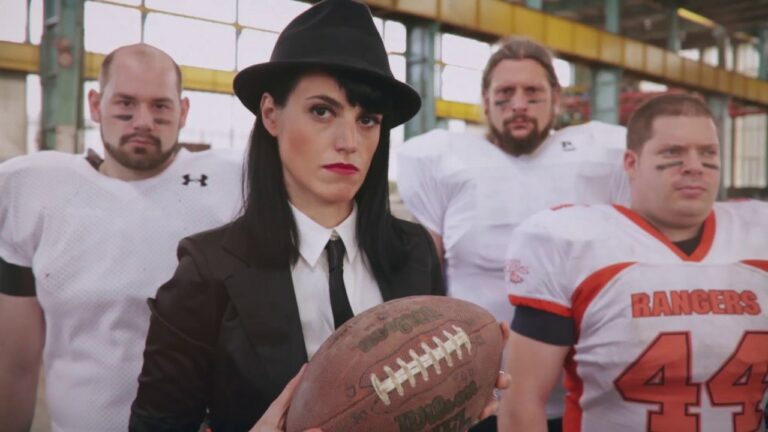 Junksista feat. Jane Badler – Live A Little More