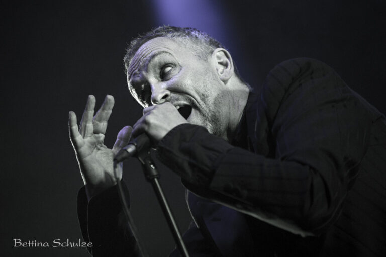 Girls Under Glass Live WGT 05.06.2022 – Agra